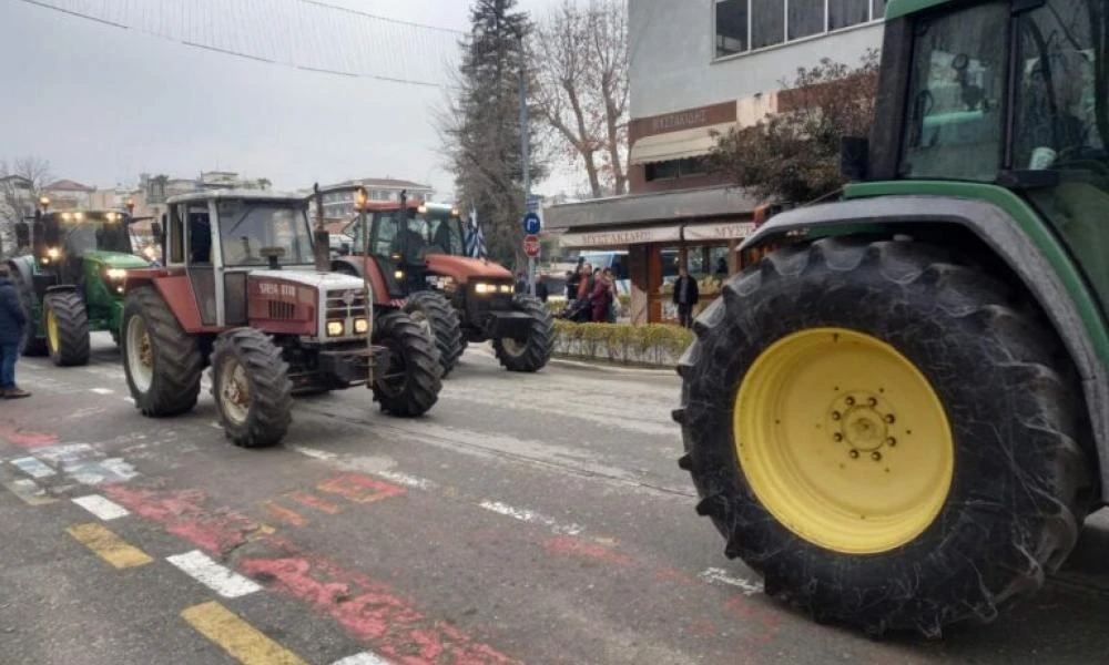 Με συμβολικούς αποκλεισμούς συνεχίζουν και σήμερα οι αγρότες της Θεσσαλίας